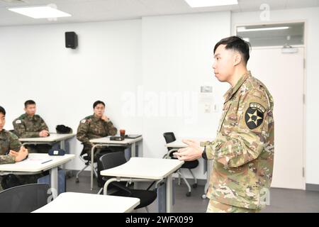 1° tenente Huabin situ, ufficiale di artiglieria della difesa aerea con 2nd Infantry Division/ROK-U.S. DIVARTY della Divisione combinata, parla con i cadetti dell'Accademia militare coreana di Seoul, Corea del Sud, 12 gennaio 2024. 2ID/RUCD detiene questo scambio per i cadetti KMA per assistere nel miglioramento delle loro competenze in inglese e contribuire a continuare a costruire una forte alleanza ROK-USA. Foto Stock