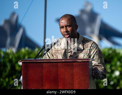 Il capo del Sgt. Anthony Thompson Jr., capo del comando del 15th Wing, tiene un discorso di apertura agli avieri assegnati alla base congiunta Pearl Harbor Hickam davanti a un Martin Luther King Jr. Day Peace Walk presso il Missing Man Memorial su JBPHH, Hawaii, 11 gennaio 2024. La passeggiata di due miglia si è svolta in onore di Martin Luther King Jr. Giorno per replicare la storica marcia del Dr. MLK Jr. Attraverso il ponte Edmund Pettus a Selma. Foto Stock