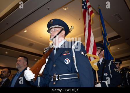 I membri della Travis Air Force base Honor Guard marciano durante la cerimonia di promozione del Brig dell'aeronautica militare degli Stati Uniti. Generale Derek Salmi, comandante del 60th Air Mobility Wing, presso Travis Air Force base, California, 4 gennaio 2024. Salmi è stato commissionato dalla U. S. Air Force Academy nel 1998 dopo aver conseguito un Bachelor of Science in scienze politiche. È un pilota di comando con più di 3.000 ore di volo ed è stato schierato a sostegno delle operazioni CHE DURANO LA LIBERTÀ, LA LIBERTÀ IRACHENA e LA NUOVA ALBA. Foto Stock