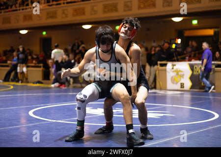 Due lottatori gareggiano durante il Tim Brown Memorial Wrestling Tournament al Sacramento Memorial Auditorium di Sacramento, California, il 13 gennaio 2024. L'annuale Tim Brown Memorial Wrestling Tournament si tiene per le scuole superiori della California per competere, e per onorare il lottatore Fallen Marine e Foothill High School Alumn, Lance Cpl. Timothy Brown, che è stato ucciso in azione nella provincia di Anbar, Iraq il 14 novembre 2006. Foto Stock