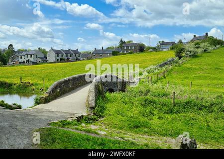 Peak District, Derbyshire, Inghilterra, Regno Unito a Springtime - ponte Packhorse sul fiume Bradford che conduce a Holywell Lane e al villaggio di Youlgreave Foto Stock