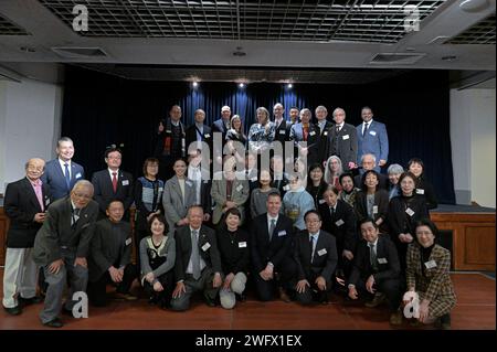 Gli aviatori del 374th Airlift Wing, insieme ai membri dei locali Friendship Clubs, posano per una foto di gruppo durante il New Year's Party di Yokota Friendship Clubs presso la base aerea di Yokota, Giappone, 20 gennaio 2024. Il primo Yokota Friendship Club, chiamato Fussa-Yokota Goodwill Exchange Club, fu fondato nel 1989 come leader locali della comunità giapponese volevano esprimere il loro apprezzamento alle forze statunitensi in Giappone. Foto Stock