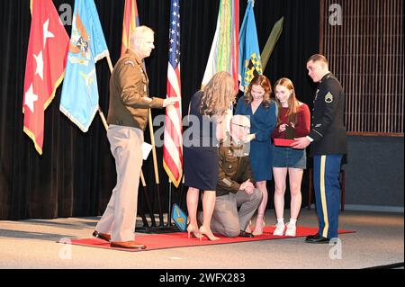 Richard T. Appelhans, U.S. Army Intelligence Center of Excellence e Fort Huachuca comandante generale, viene assegnato al grado di maggiore generale dalla moglie Shannon e dalle due figlie Katie ed Elizabeth, durante la sua cerimonia di promozione nell'Auditorium Fitch del 3 gennaio. Il tenente generale Scott D. Berrier, direttore della Defense Intelligence Agency, ha presieduto l'evento tenutosi a Fort Huachuca, Arizona. Foto Stock