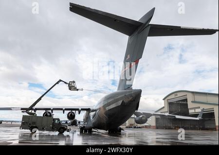 Gli aviatori del 167th Maintenance Group deice un C-17 Globemaster III dopo una tempesta invernale al 167th Airlift Wing, Martinsburg, West Virginia, 7 gennaio 2024. Lo sbrinamento dell'aereo lo mantiene operativo rimuovendo gli strati di neve e ghiaccio che potrebbero influire negativamente sul volo. Foto Stock