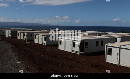 Il maggiore generale William "Butch" Graham, U.S. Army Corps of Engineers, Headquarters Deputy Commanding Gen., visita il cantiere della scuola temporanea a Lahaina, Hawaii, 10 gennaio. La scuola servirà come centro di istruzione principale temporaneo per gli studenti colpiti dopo la perdita della King Kamehameha III Elementary School negli incendi dell'8 agosto. Foto Stock