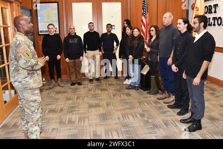 Il colonnello dell'esercito statunitense Brian Jacobs, comandante della guarnigione di Fort Hamilton, parla con i nuovi dipendenti civili della guarnigione durante il loro Orientation for New Employees (One), il 10 gennaio 2023, nel quartier generale della guarnigione. Il programma ONE, tenuto mensilmente a trimestralmente secondo necessità, mira a familiarizzare i nuovi membri del team con Fort Hamilton Garrison, le aree circostanti di Brooklyn e New York City, la struttura organizzativa della guarnigione, le direzioni e i servizi forniti ai nuovi dipendenti. Foto Stock