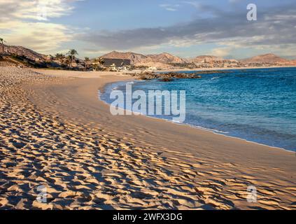 Il sole tramonta sul mare e nel deserto a Cabo San Lucas, Messico Foto Stock