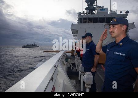 NotReleased Sailors Assigned to U.S. Coast Guard Cutter Munro (WMSL 755) man the Rails to render Passing Honors to Royal Thai Navy Ship HTMS Pattani (511) in seguito a un impegno in mare con il Thailand Maritime Enforcement Command Center 1 settembre 2023, nel Mar Cinese meridionale. Munro è schierato nell'Indo-Pacifico per promuovere le relazioni con le nazioni alleate e partner per costruire una regione più stabile, libera, aperta e resiliente con accesso illimitato e legittimo ai comuni marittimi. Foto Stock