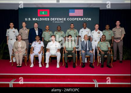 Capo della difesa delle Maldive il tenente generale Abdul Raheem, ambasciatore degli Stati Uniti alle Maldive Hugo Yon, comandante dell'amministratore del comando Indo-Pacifico degli Stati Uniti John C. Aquilino, e alti membri dell'esercito e dello staff scattano una foto durante una cerimonia al quartier generale delle forze di difesa nazionali delle Maldive a Malé, Maldive il 21 gennaio. L'evento ha trasferito attrezzature finanziate da sovvenzioni statunitensi alle forze speciali delle Maldive per migliorare la sicurezza e le capacità durante le operazioni di sicurezza marittima e antiterrorismo e ha sottolineato la dedizione dell'USINDOPACOM a promuovere la cooperazione e rafforzare il partenariato tra le due nazioni. USINDOPACOM Foto Stock