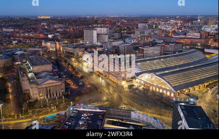 Lime Street Station, Liverpool, la più antica stazione ferroviaria ancora in uso nel mondo. Vista da St John's Beacon il 6 gennaio 2024. Foto Stock