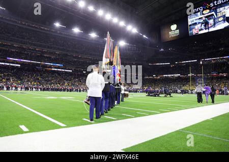 La Joint Armed Forces Color Guard, insieme ai soldati della United States Army Band “Pershing’s Own”, presenta i colori prima del College Football Playoff National Championship Game 2024 tra l’Università del Michigan Wolverines e l’Università di Washington Huskies il 7-8 gennaio 2024 al NRG Stadium di Houston, TX. Foto Stock