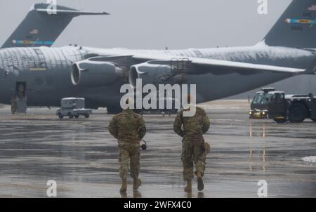 Maintainers Approach C-17 Globemaster III Aircraft sulla dover Air Force base, Delaware, 16 gennaio 2024. Gli Airmen lavorarono nonostante la neve che copriva la flightline. Foto Stock