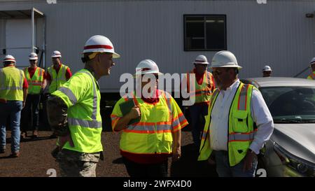 Il maggiore generale William "Butch" Graham, U.S. Army Corps of Engineers, Headquarters Deputy Commanding Gen., visita il cantiere della scuola temporanea a Lahaina, Hawaii, 10 gennaio. La scuola servirà come centro di istruzione principale temporaneo per gli studenti colpiti dopo la perdita della King Kamehameha III Elementary School negli incendi dell'8 agosto. Foto Stock