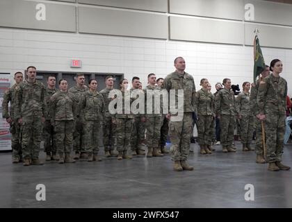 I soldati della 186th Military Police Company, 734th Regional Support Group, Iowa Army National Guard, si sono formati durante una cerimonia di espulsione a Camp Dodge a Johnston, Iowa, 7 gennaio 2024. Circa 20 soldati della 186th Military Police Company si stanno schierando in Kosovo per fornire supporto legale e dell'ordine alle forze statunitensi e NATO durante l'operazione internazionale di mantenimento della pace in corso e promuovere la stabilità locale e regionale Foto Stock