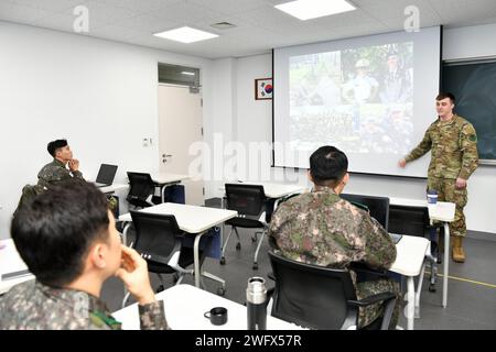 Capitano James Riford, ufficiale medico del 3-2 General Support Aviation Battalion, 2nd Combat Aviation Brigade, 2nd Infantry Division/ROK-U.S. Combined Division, parla con i cadetti dell'Accademia militare coreana di Seul, Corea del Sud, 12 gennaio 2024. 2ID/RUCD detiene questo scambio per i cadetti KMA per assistere nel miglioramento delle loro competenze in inglese e contribuire a continuare a costruire una forte alleanza ROK-USA. Foto Stock