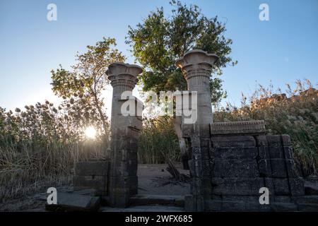 Bigeh Island e la porta del santuario Osiride, vicino a Philae, Assuan Foto Stock