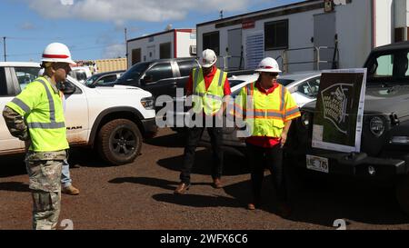 Il maggiore generale William "Butch" Graham, U.S. Army Corps of Engineers, Headquarters Deputy Commanding Gen., visita il cantiere della scuola temporanea a Lahaina, Hawaii, 10 gennaio. La scuola servirà come centro di istruzione principale temporaneo per gli studenti colpiti dopo la perdita della King Kamehameha III Elementary School negli incendi dell'8 agosto. Foto Stock