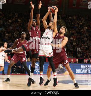 Sylvain Francisco (Bayern Basketball, n. 1) e Elias Harris (Bayern Basketball, n. 20) bloccano Nigel Williams-Goss (Olympiacos Pireo, n. 1). GER, FC Bayern Basketball vs. Olympiakos Piraeus, Basket, EuroLeague, Saison 2023/2024, 01.02.2024, foto: Eibner-Pressefoto/Marcel Engelbrecht Foto Stock