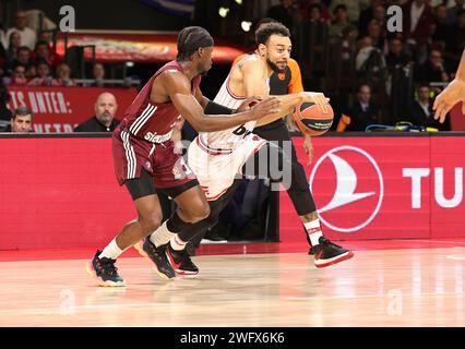 Nigel Williams-Goss (Olympiacos Piraeus, n. 1) setzt sich gegen Sylvain Francisco (Bayern Basketball, n. 1) durch. GER, FC Bayern Basketball vs. Olympiakos Piraeus, Basket, EuroLeague, Saison 2023/2024, 01.02.2024, foto: Eibner-Pressefoto/Marcel Engelbrecht Foto Stock