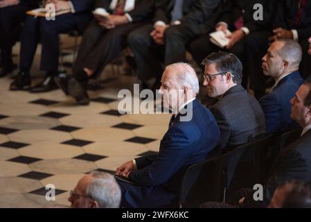 Washington, Vereinigte Staaten. 1 febbraio 2024. Il presidente degli Stati Uniti Joe Biden siede nella Statuary Hall nell'edificio del Campidoglio a Washington, DC giovedì 1 febbraio 2024, per l'evento annuale della National Prayer Breakfast Foundation come si esibisce il cantante d'opera Andrea Bocelli. Credito: Annabelle Gordon/CNP/dpa/Alamy Live News Foto Stock