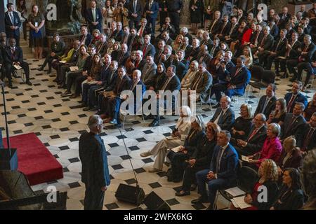 Washington, Vereinigte Staaten. 1 febbraio 2024. Il cantante lirico Andrea Bocelli si esibisce per il presidente degli Stati Uniti Joe Biden e altri nella Statuary Hall nel Campidoglio di Washington, DC giovedì 1 febbraio 2024, per l'evento annuale della National Prayer Breakfast Foundation. Credito: Annabelle Gordon/CNP/dpa/Alamy Live News Foto Stock