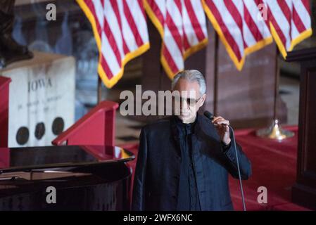 Washington, Vereinigte Staaten. 1 febbraio 2024. Il cantante lirico Andrea Bocelli si esibisce per il presidente degli Stati Uniti Joe Biden e altri nella Statuary Hall nel Campidoglio di Washington, DC giovedì 1 febbraio 2024, per l'evento annuale della National Prayer Breakfast Foundation. Credito: Annabelle Gordon/CNP/dpa/Alamy Live News Foto Stock