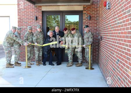 Tenente generale Patrick D. Frank (quarto da sinistra), comandante generale dell'esercito degli Stati Uniti; Brig. Il generale David W. Gardner (terzo da destra), il Joint Readiness Training Center e il comandante generale di Fort Johnson; e altri dirigenti e ospiti di Fort Johnson tagliarono il nastro alla nuova North Fort Fire Station durante una cerimonia il 16 gennaio. Foto Stock