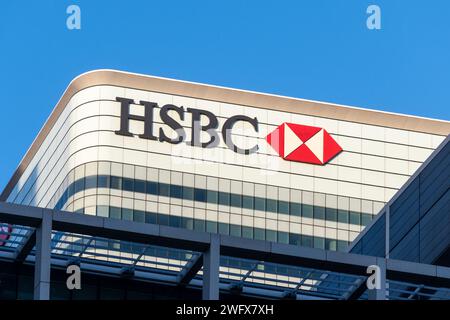 Firma e logo HSBC sulla HSBC Tower in 8 Canada Square, sede centrale globale di HSBC Holdings, Canary Wharf, Londra, Inghilterra, Regno Unito Foto Stock