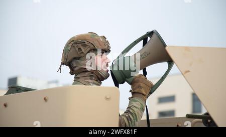 Durante l'esercitazione MASCAL presso il Drawsko Combat Training Center, Polonia, U.S. Army SPC. Matthew Waldman assegnato alla 222nd Military Police Company annuncia l'esercitazione Mass Casualty, il 18 gennaio 2024. Il 47th Brigade Support Battalion, parte integrante del 2nd Armored Brigade Combat Team, dimostrò la sua capacità di adattarsi rapidamente e supportare i soldati durante uno scenario di crisi. Foto Stock