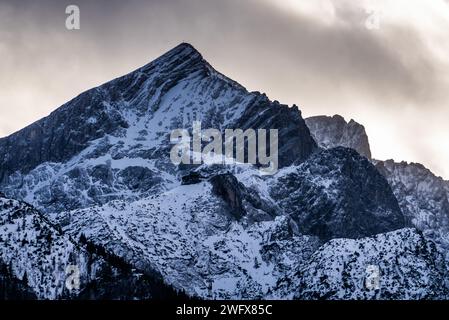 Le Alpi Bavaresi si trovano vicino all'Edelweiss Lodge and Resort a Garmisch, Germania 1 gennaio 2024. L'Edelweiss Lodge and Resort è uno dei quattro centri ricreativi delle forze armate situati in tutto il mondo. I centri ricreativi delle forze armate (AFRC) servono i membri delle forze armate statunitensi, le loro famiglie e altri utenti autorizzati. AFRC Resorts offre attività di morale, benessere e ricreazione gestite dall'esercito degli Stati Uniti per il Dipartimento della difesa. Foto Stock