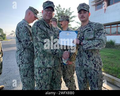 Il 18 gennaio 2024, il capitano M.W. meno ha consegnato all'UT2 Richard Robledo una medaglia alla carriera della Marina e del corpo dei Marines presso i quartieri per la raccolta per la realizzazione professionale nell'esercizio delle sue funzioni. In qualità di custode centrale della sala attrezzi del Naval Construction Group One (NCG-1) dal dicembre 2020 al gennaio 2024, il sottufficiale Robledo guidò abilmente 19 militari e civili che gestirono e inventariarono 1.061 voci di linea di tabella delle indennità per le attrezzature di supporto non civili utilizzate per sostenere sei unità subordinate durante le loro esercitazioni di addestramento sul campo. Il sottufficiale Robledo l'ha assicurato Foto Stock