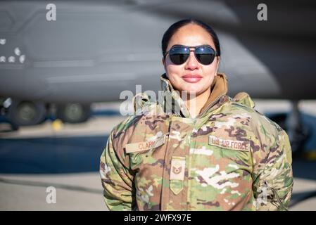 U.S. Air Force Tech Sgt. Bobbie Clark, ispettore di controllo qualità del 388th Maintenance Group, posa per una foto sulla flightline alla Scott Air Force base, Illinois, 18 gennaio 2024. Clark addestrò i membri del 375th Logistics Readiness Squadron Airmen e del 375th Operations Support Squadron membri di allarme transitori per il rifornimento di carburante nell'F-35A Lightning II L'aggiunta dell'F-35A alle capacità di rifornimento di Scott AFB rappresenta un miglioramento fondamentale nella versatilità operativa della base. Foto Stock