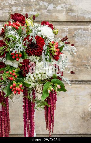 Bouquet di nozze moderno con pianta di amaranto, dahlia rossa, hypericum, garofano e fiori di astrantia. Foto Stock