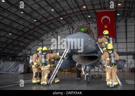 I vigili del fuoco assegnati al 39th Civil Engineer Squadron conducono un'operazione simulata di salvataggio del pilota incosciente durante un incidente, un'esercitazione di recupero aereo danneggiato o disabilitato (CDDAR) presso la Incirlik Air base, Türkiye, 8 gennaio 2024. Questa esercitazione segnò la prima volta in assoluto che il personale del 39th Air base Wing condusse un'esercitazione combinata CDDAR che coinvolgeva un F-16 Fighting Falcon dell'aeronautica turca. Foto Stock