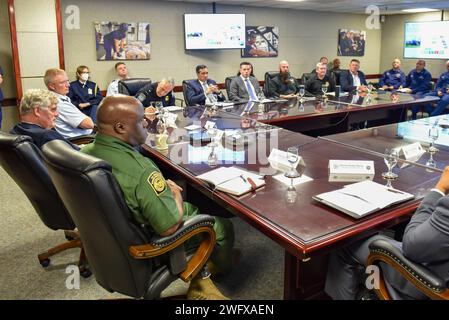 I rappresentanti della leadership della Homeland Security Task Force-Southeast Unified Command si sono incontrati con l'ambasciata degli Stati Uniti Port-au-Prince, Haiti, Chargé d'Affaires Eric Stromayer, per discutere della posizione dell'operazione Vigilant Sentry e di altre iniziative di sicurezza marittima al Coast Guard District Seven a Miami, Florida, 8 gennaio 2024. HSTF-se è stato istituito nel 2003 e coordina spesso gli sforzi in più agenzie federali, statali e locali per massimizzare la prontezza nell'ambito del piano OVS del 2004 per rispondere agli eventi di migrazione marittima in tutto il Mar dei Caraibi. Foto Stock