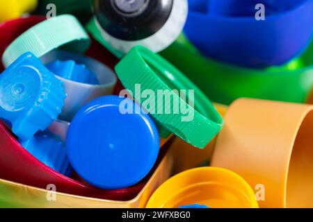 Vari tappi a vite e tappi in plastica per il riciclaggio Foto Stock