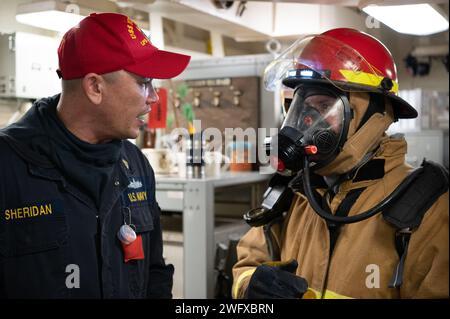 240126-N-UF626-1438, NORFOLK, VA.. – Il Chief Damage Controlman della Marina degli Stati Uniti Joshua Sheridan, a sinistra, il capo della squadra di addestramento per il controllo dei danni a bordo del molo di trasporto anfibio della classe San Antonio USS New York (LPD 21) fornisce addestramento sul posto al controllore dei danni della Marina degli Stati Uniti di terza classe Mauricio Hoolehan, addetto alla manutenzione della divisione riparazioni, durante un'esercitazione per vittime di massa a bordo della New York, 26 gennaio 2024. New York stava conducendo un'esercitazione per le vittime di massa al fine di mantenere la prontezza dei combattimenti di guerra. Foto Stock