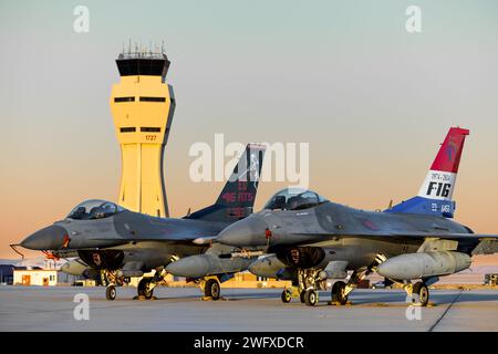 Il 412th test Wing ha svelato due F-16 assegnati al 416th Flight test Squadron adornati con speciali flash di coda per celebrare i 50 anni di servizio del Fighting Falcon. Foto Stock