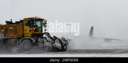 Gli avieri del 5th Civil Engineer Squadron rimuovono la neve con una spazzaneve sulla linea di volo durante l'esercitazione Prairie Vigilance/Bayou Vigilance 24-2 (PV/BV) presso Minot Air Force base, North Dakota, 7 gennaio 2024. 7, 2024. Esercizi come PV/BV servono ad assicurare agli Alleati e ai partner che gli Stati Uniti sono pronti a eseguire uno sciopero globale in qualsiasi momento, ovunque, per scoraggiare e, se necessario, rispondere agli attacchi strategici. Foto Stock