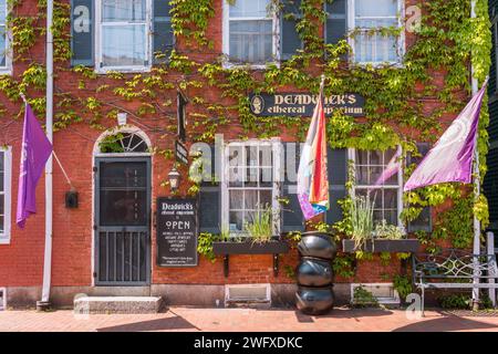 Portsmouth, New Hampshire, USA. 12 luglio 2023: Piccolo negozio nella città turistica sul mare del New England. Foto Stock