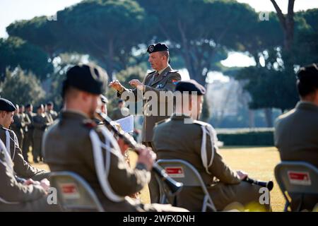 I membri del servizio italiano con banda Artiglieria Controaerei si esibiscono durante il 80° anniversario degli sbarchi alleati ad Anzio e Nettuno a Nettuno, in Italia, il 24 gennaio 2024. Il Cimitero americano Sicilia-Roma ha ospitato la cerimonia per commemorare l'operazione Shingle, il nome in codice per gli sbarchi alleati ad Anzio e Nettuno. La cerimonia onorò i membri del servizio che combatterono e morirono nelle vicinanze durante la seconda guerra mondiale Foto Stock