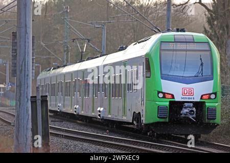 S-Bahn Rhein/Ruhr Linie S9 die S9 der DB-Regio S-Bahn Rhein/Ruhr durchfährt einen landschaftlich attraktiven Bereich zwischen Essen und Wuppertal zur Winterzeit. Essen Nordrhein-Westfalen Deutschland *** S Bahn Rhein Ruhr linea S9 la S9 della DB Regio S Bahn Rhein Ruhr attraversa un'area panoramica tra Essen e Wuppertal durante la stagione invernale Essen Renania settentrionale-Vestfalia Germania Foto Stock