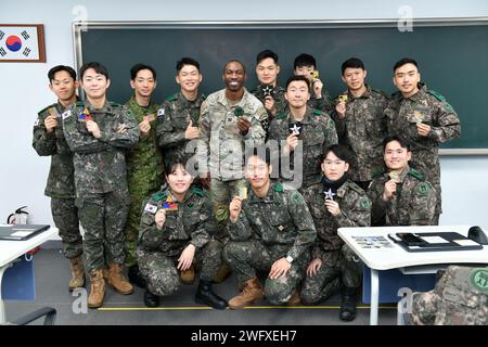 Il capitano Devonte Baity, un ufficiale dei servizi segreti della 2nd Infantry Division/ROK-U.S. Divisione combinata DIVARTY, si presenta con i cadetti dell'Accademia militare coreana di Seoul, Corea del Sud, 12 gennaio 2024. La KMA e la 2ID/RUCD hanno ampliato il loro rapporto di cooperazione dalla firma di un memorandum d’intesa nel 2016. Foto Stock