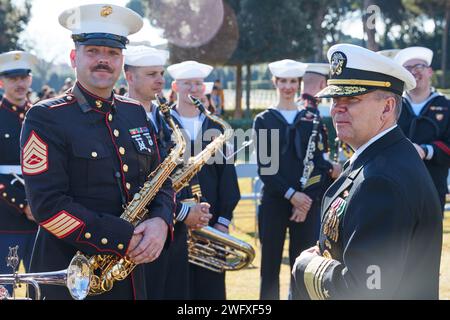 Thomas E. Ishee, Right, Commander U.S. 6th Fleet, parla ai membri della band durante il 80° anniversario dello sbarco alleato ad Anzio e Nettuno a Nettuno, in Italia, il 24 gennaio 2024. Il Cimitero americano Sicilia-Roma ha ospitato la cerimonia per commemorare l'operazione Shingle, il nome in codice per gli sbarchi alleati ad Anzio e Nettuno. La cerimonia onorò i membri del servizio che combatterono e morirono nelle vicinanze durante la seconda guerra mondiale Foto Stock