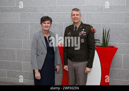 Il generale dell'esercito Daniel Hokanson, capo del National Guard Bureau, incontra Jacqui McCrum, segretario generale del Dipartimento della difesa irlandese, Dublino, Irlanda, 16 gennaio 2024. Foto Stock