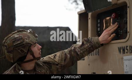 Dimostrando versatilità, un soldato abile del 1st Squadron, 1st Cavalry Regiment, 2nd Armored Brigade Combat Team, 1st Armored Division, gestisce in modo efficiente un generatore presso il Drawsko Combat Training Center, in Polonia, il 22 gennaio 2024. Le truppe del 1st Squadron, 1st Cavalry Regiment hanno intrapreso una miriade di esercitazioni di addestramento, che vanno da Abrams e Bradley Gunnery a un'imminente esercitazione Platoon Life Fire. Foto Stock