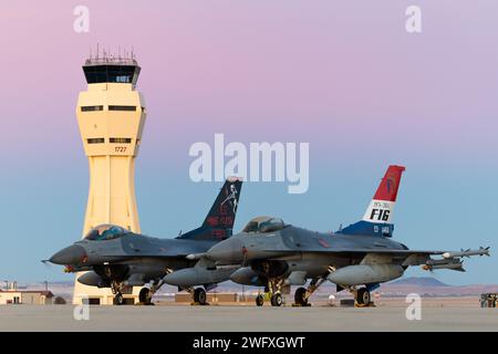 Il 412th test Wing ha svelato due F-16 assegnati al 416th Flight test Squadron adornati con speciali flash di coda per celebrare i 50 anni di servizio del Fighting Falcon. Foto Stock