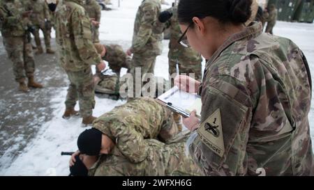 Janet Hernandez assegnato al 47th Brigade Support Battalion, 2nd Armored Brigade Combat Team, 1st Armored Division, esegue precise operazioni di supporto medico durante una impegnativa esercitazione MASCAL il 18 gennaio 2024 presso il Drawsko Combat Training Center, in Polonia. Il 47th Brigade Support Battalion, parte integrante del 2nd Armored Brigade Combat Team, dimostrò la sua capacità di adattarsi rapidamente e supportare i soldati durante uno scenario di crisi. Foto Stock