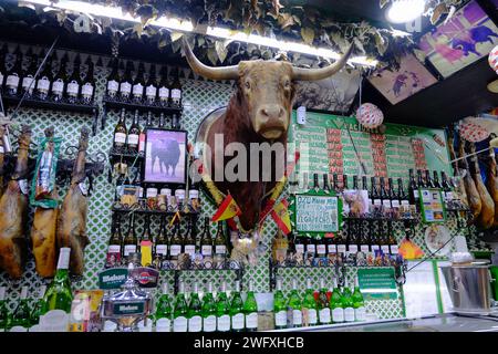 La Torre del Oro bar testa di toro appesa al muro del bar la Torre del Oro in Plaza Mayor, Madrid, Spagna. Foto Stock