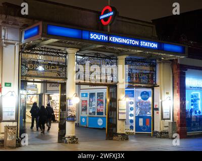 Vista del colorato ingresso alla stazione della metropolitana di South Kensington sulla metropolitana di Londra di notte Foto Stock